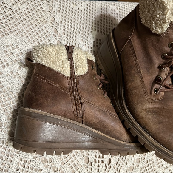 Women’s brown suede Sherpa lines ankle boots - Picture 2 of 4